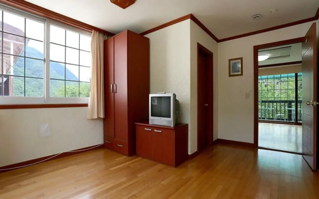 Jecheon (Worak Pensionville) Manet House