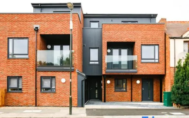 Hybrid Resi - Mitcham Close to Tooting and Wimbledon