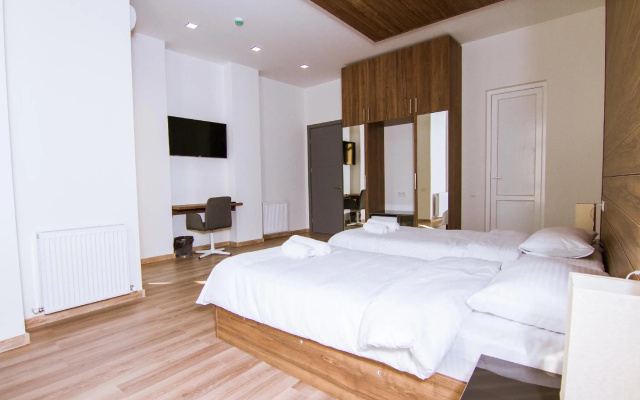 Deluxe Double room with balcony (full double bed) · Victoria Inn Tbilisi Hotel — photo 1