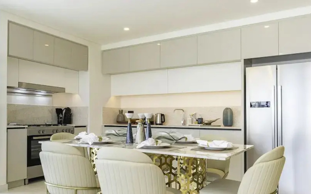 LUX The Marina Vista Beachfront Suite 3