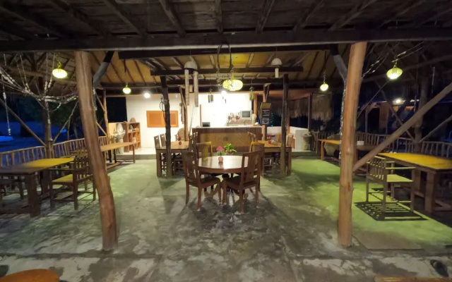 Maryan Moyo Bungalows and resto