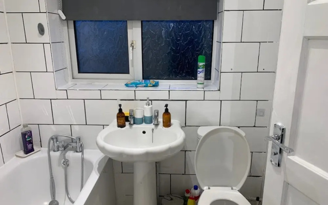 House Sleeps 6 With Garden, Parking
