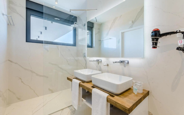 Luxury Villa Pax With Heated Infinity Pool, 8 Sleeps