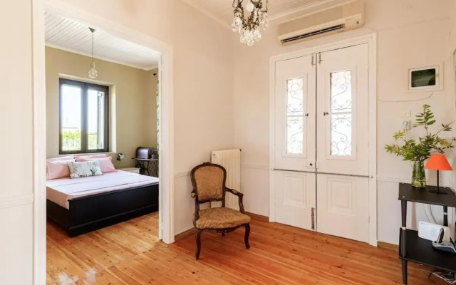 Mansion of 120 m2, with high ceilings and big yard