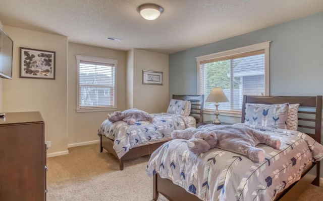 Spacious Outdoor Oasis with Hot Tub and Entertainment - Exquisite Beach Retreat