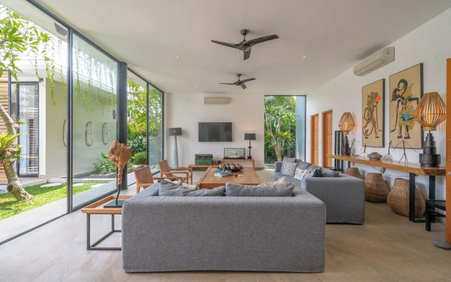 Villa Vida Mira - Elegant 4BR Beachside Villa in Canggu