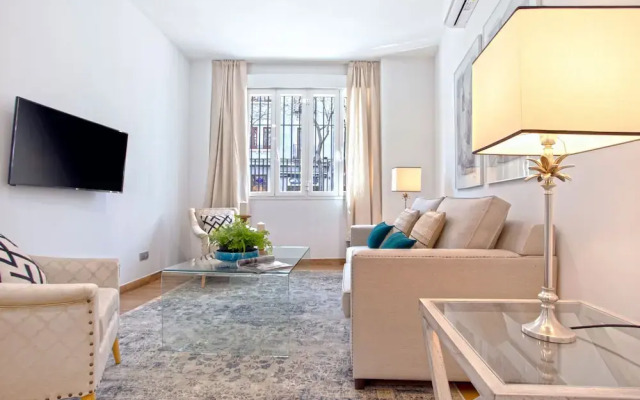 Beautiful 1 BD Apartment in the City Center Recaredo I