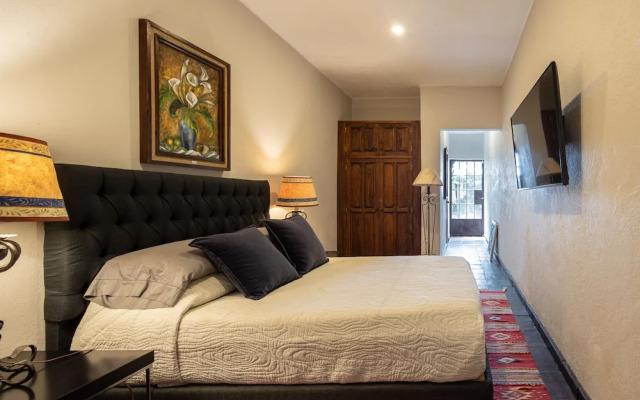 HOLT - Classic Chalet with Pool Overlooking Parroquia