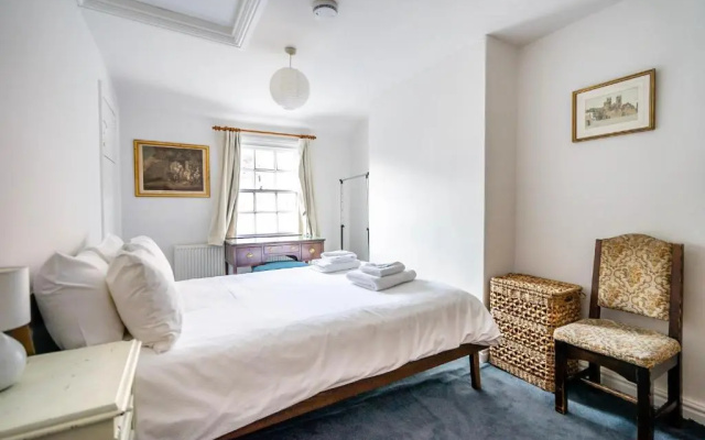 6 Monkbar Court
