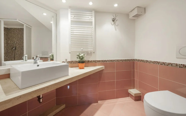 Inviting 3-bed Apartment in Roma 4mins to Colosseo