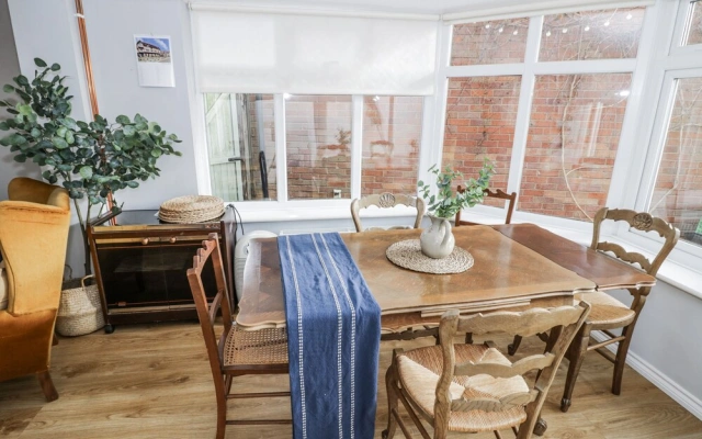 3 Leycester Court