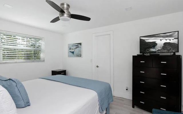 ULTRA Spacious apt Steps From the Beach
