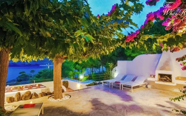 White Rock Villa With Breathtaking Views and Pool
