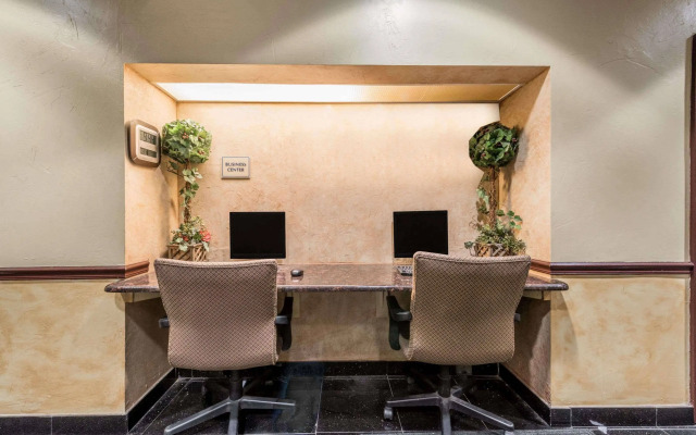 Holiday Inn Dallas Market Ctr Love Field by IHG