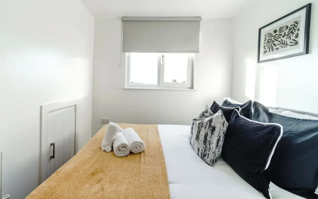 Whitchurch 2 Bedroom Flat near Hospital