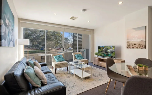 Stylish Curtin Stay With Balcony Views