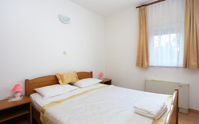 Apartment Lias - with restaurant: A2 Rogoznica, Riviera Sibenik