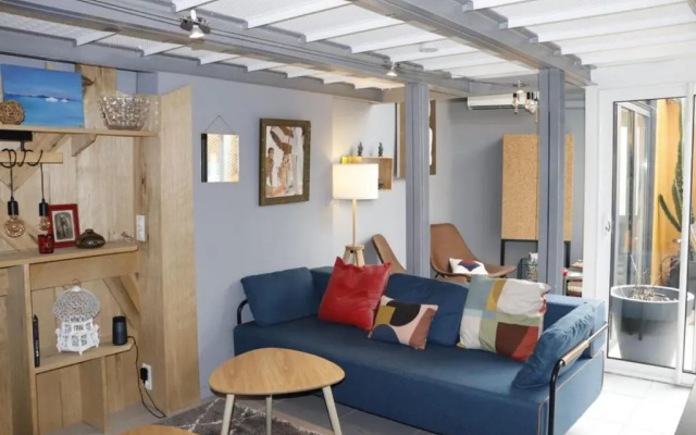 Air-conditioned duplex apartment with furnished terrace in the city center