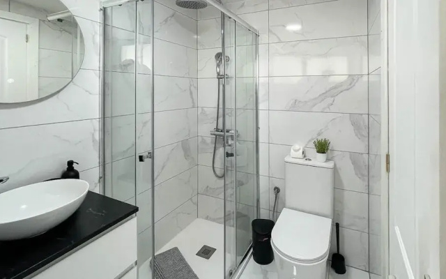 Sunny Seaview Modern apt - Pool and Beach Access