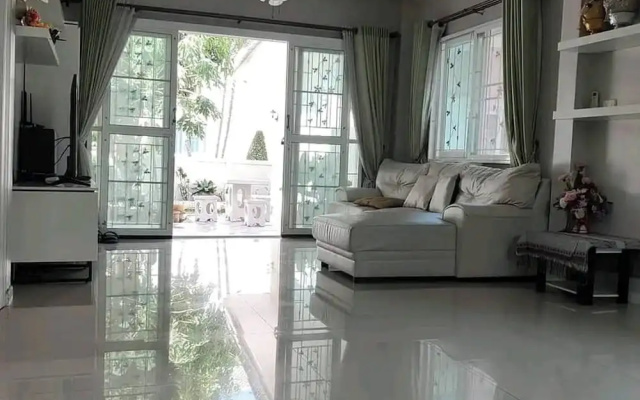 Charming 3-bedroom House With Pool Near Lat Krabang Airport