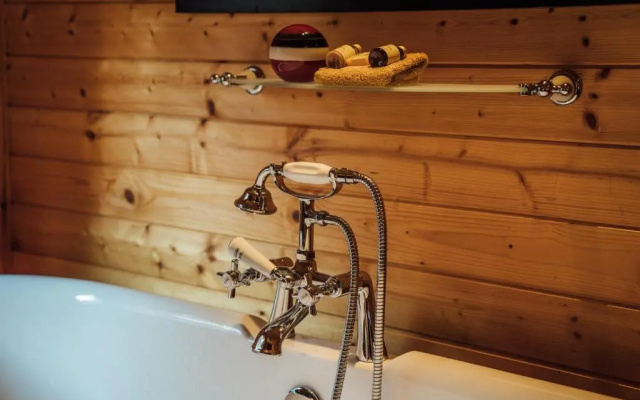 Donard Shadow Lodge