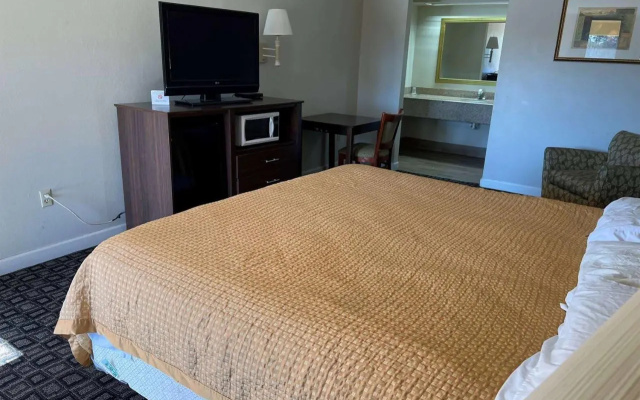 Days Inn & Suites by Wyndham Brewton