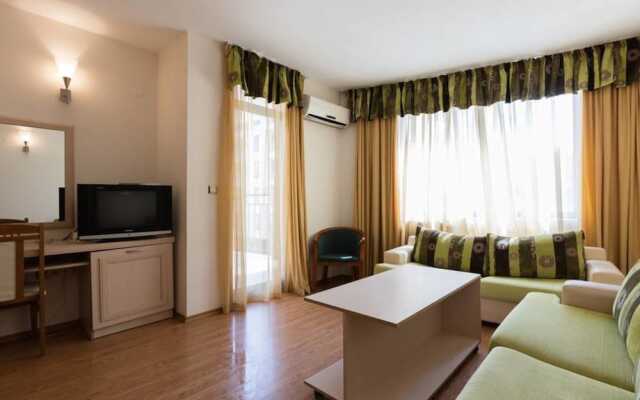 Апартаменты One Bedroom Apartment with Balcony комната для гостей