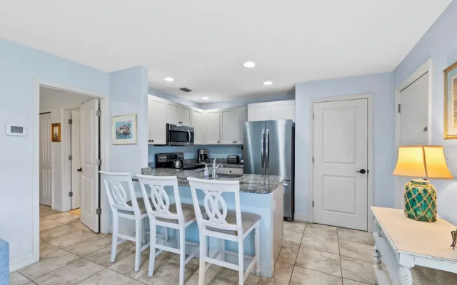 Le Monaco - Romantic 1 BR Condo Steps from 5th Ave S. Chic Coastal Retreat with King Bed and Beach Access. Perfect Location for Couples Near Dining, Shopping, and Naples Beach
