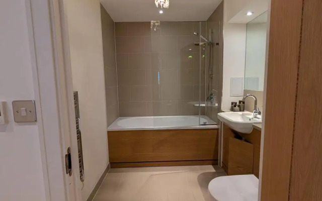2 Bed Apartment Sleeps 6 - Pets Welcome - Rooftop