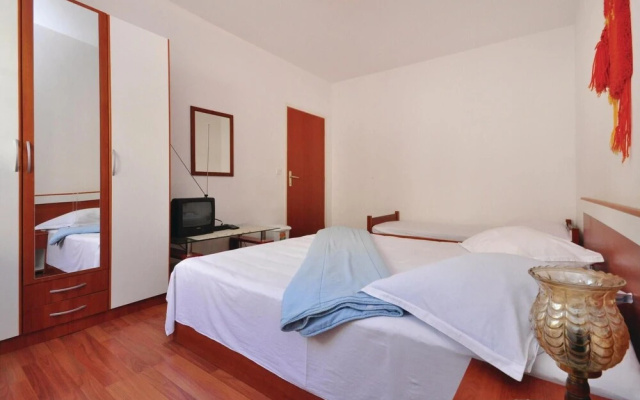 Awesome Apartment in Lokva Rogoznica With 2 Bedrooms