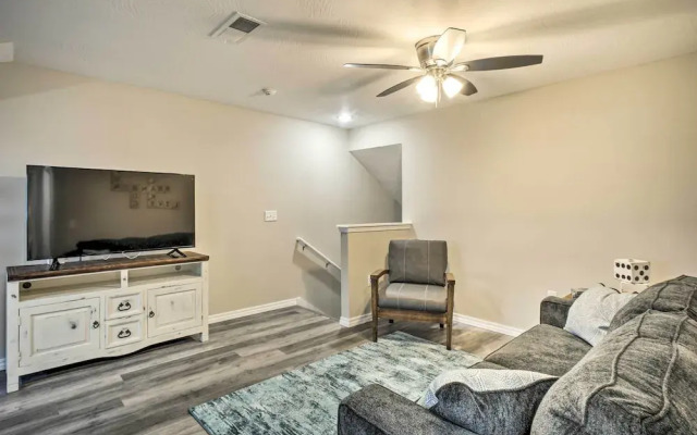 4 Mi to Silver Dollar City: Chic Branson Retreat!