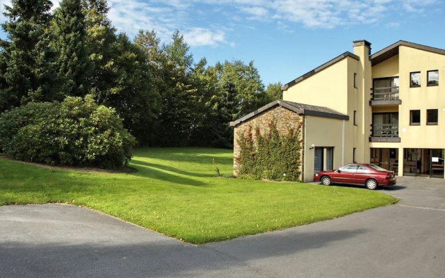 Calm Holiday Home with Garden in Bièvre