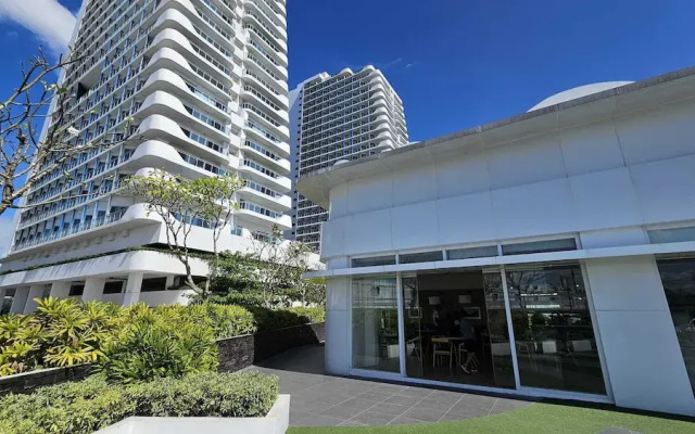 OYO 1143 The Emgrand Azure North