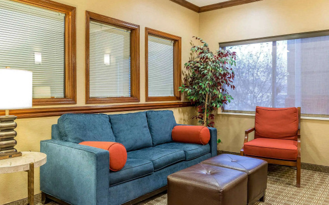 Comfort Inn & Suites East Moline near I-80
