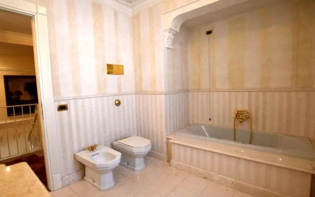 Luxurious Villa in Lombardy with Garden & Hot Tub
