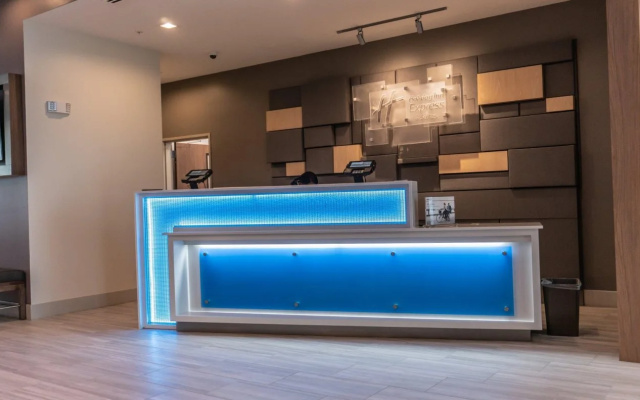 Holiday Inn Express and Suites Birmingham - Homewood