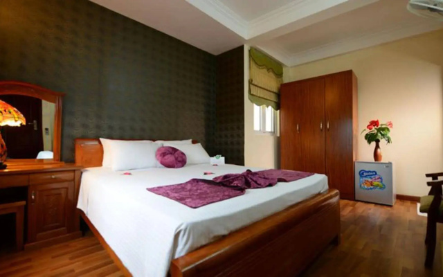 Holiday Lakeview Hotel