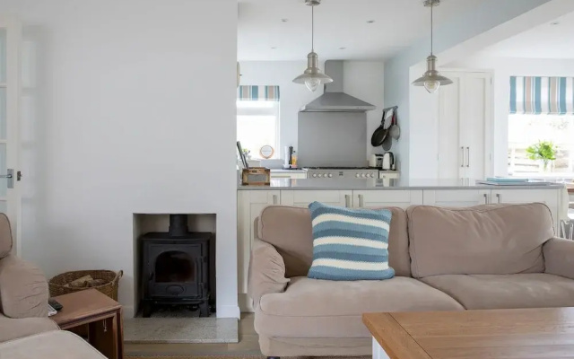 Tranquil Family Retreat 5 min to Beach Garden