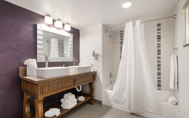 Clarion Inn & Suites Across From Universal Orlando Resort
