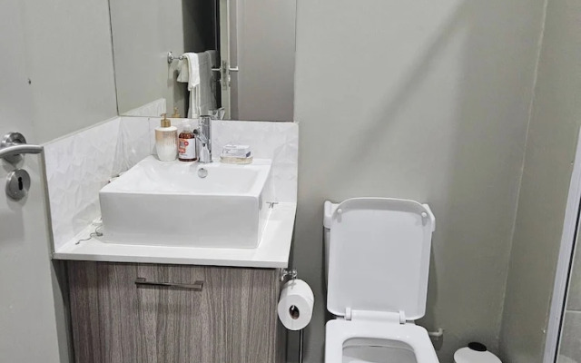 Modern and Cozy 1BR Unit at The Bolton Rosebank