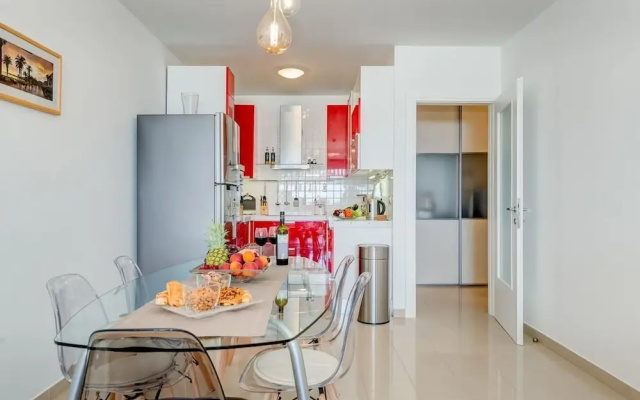 Beach & Palms Apartment