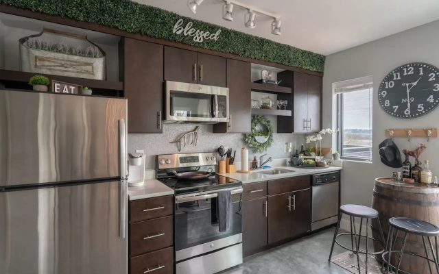 Rustic Luxe Studio Apartment with Rooftop Deck