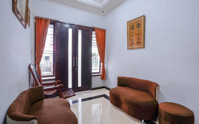 OYO Flagship 90524 Holistay Surabaya