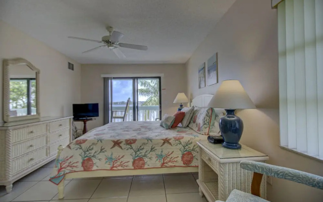 Beach Palms 6B by Anna Maria