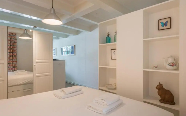 Canal View Amsterdam apartment
