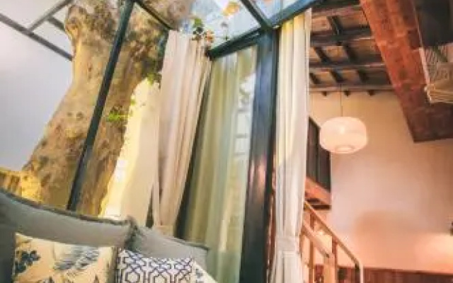 VILLA GREETINGS The Moon and Sixpence Hotel
