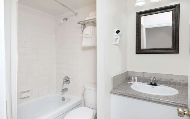 Super 8 by Wyndham Cambridge/Kitchener/Waterloo Area