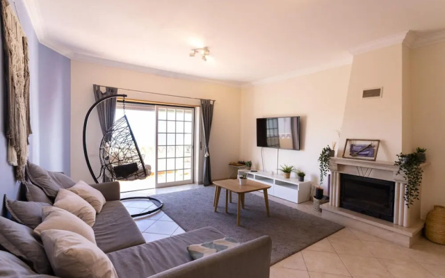 Bela Vista Apartment by Acasadascasas