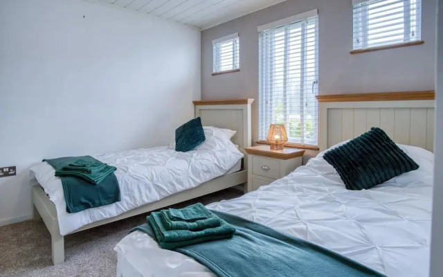Swallow Lodge - 3 Bedroom Lodge - Wisemans Bridge