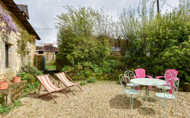 Cosy holiday home with terrace and garden near Quimperlé.